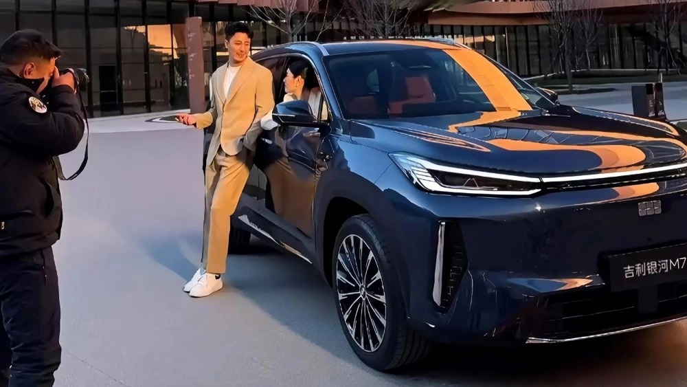  Фото &laquo;живого&raquo; Geely Galaxy M7 опубликовали в Китае. Что уже известно о новом кроссовер
