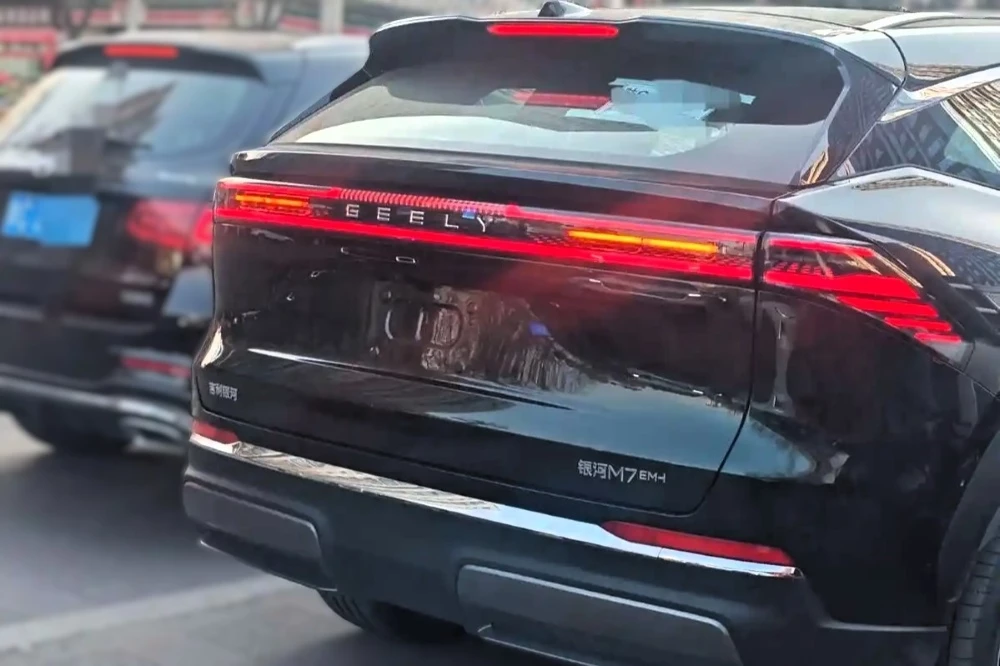  Фото &laquo;живого&raquo; Geely Galaxy M7 опубликовали в Китае. Что уже известно о новом кроссовер