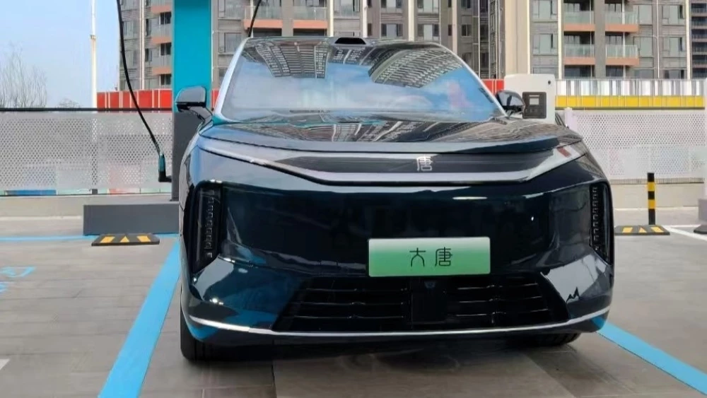  Новый кроссовер BYD Datang готовится к дебюту. Автомобиль впервые сняли на фото