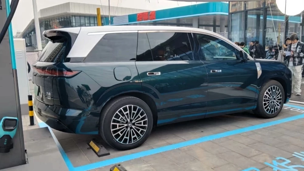  Новый кроссовер BYD Datang готовится к дебюту. Автомобиль впервые сняли на фото