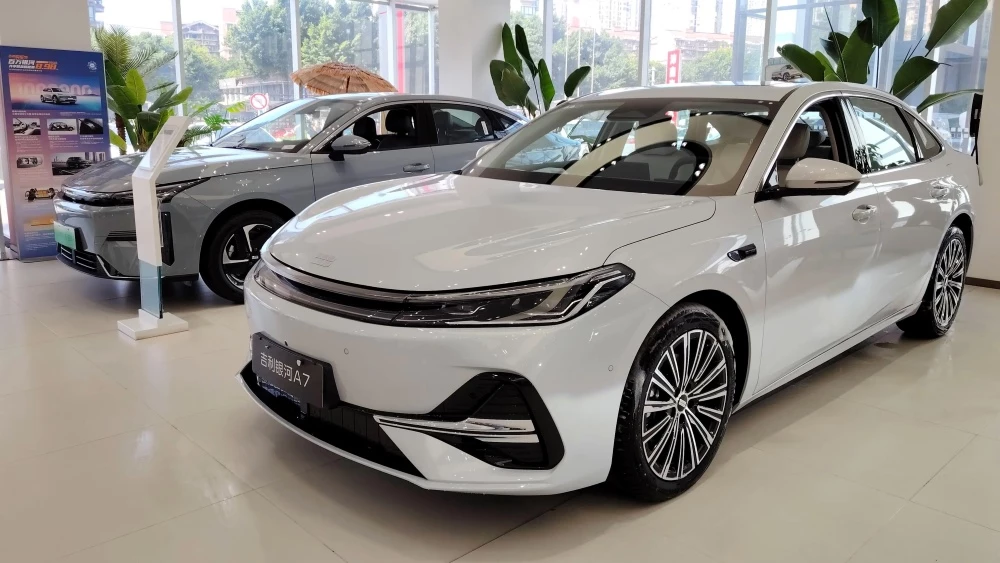  В Китае назвали самые дальнобойные гибриды для зимы. Лучшей стала модель Geely